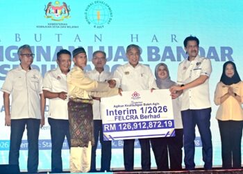 AHMAD Zahid Hamidi (tengah) menyerahkan replika cek Agihan Keuntungan Boleh Agih Interim 1/2026, FELCRA Berhad kepada wakil Felcra di Bandar Tun Abdul Razak di Maran, Pahang. – UTUSAN/SHAIKH AHMAD RAZIF