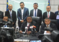 AB. Rauf Yusoh (duduk tengah) mengadakan sidang akhbar selepas Sidang Dewan Undangan Negeri (DUN) Melaka di Seri Negeri, Ayer Keroh, semalam. – UTUSAN/AMRAN MULUP