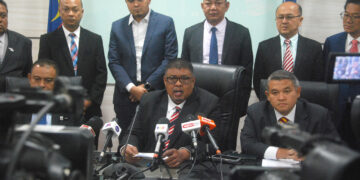 AB. Rauf Yusoh (duduk tengah) mengadakan sidang akhbar selepas Sidang Dewan Undangan Negeri (DUN) Melaka di Seri Negeri, Ayer Keroh, semalam. – UTUSAN/AMRAN MULUP