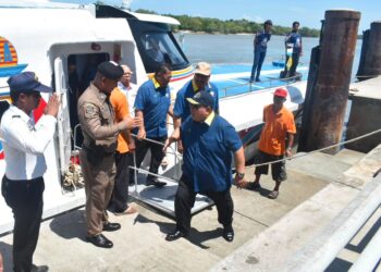 ABU Bakar Hamzah  mengikuti simulasi pengoperasian semula perkhidmatan feri Kuala Perlis-Satun, Thailand, semalam.  UTUSAN/ASYRAF MUHAMMAD
