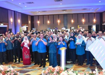 TUANKU Syed Faizuddin Putra Jamalullail (empat dari kanan) bergambar bersempena perasmian Pra-Pusat Penyelidikan Asnaf PCoEE MAIPs, peluncuran buku dan penganugerahan geran penyelidikan 2026 di Hotel Seri Malaysia, Kangar, Perlis hari ini. -UTUSAN/ASYRAF MUHAMMAD