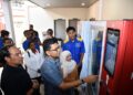 AKMAL Nasrullah Mohd Nasir membuat pembelian di mesin Inisiatif Pendapatan Rakyat (IPR) yang ditemptatkan di lokasi strategik di kampus Alam Unimap, Pauh Putra, Perlis semalam.-UTUSAN/IZLIZAN OTHMAN