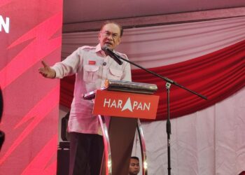 ANWAR Ibrahim ketika berucap pada Majlis Makan Malam Perpaduan DUN Sikamat di Seremban hari ini.
