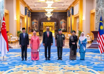ANWAR Ibrahim (kiri) mengiringi Yang di-Pertuan Agong, Sultan Ibrahim dan Raja Permaisuri Agong, Raja Zarith Sofiah ketika Istiadat Sambutan Rasmi sempena lawatan  Tharman di Istana Negara hari ini. PEJABAT PERDANA MENTERI