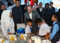 ANWAR Ibrahim beramah mesra bersama murid sekolah pada Majlis Sumbangan Khas Murid-Murid Sekolah Kuala Lumpur dan Putrajaya oleh Yayasan ERM di Kuala Lumpur, semalam. – UTUSAN/ISKANDAR ISHAK