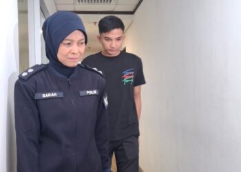 MOHAMMAD Aizat Zamli (kanan) mengaku tidak bersalah di Mahkamah Majistret Ipoh atas pertuduhan memasukkan dadah ke dalam badan pada April lalu.