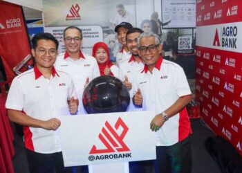 TENGKU Ahmad Badli Shah Raja Hussin (kanan) ketika melancarkan program Halal@Agrobank sempena Ekspo Halal Antarabangsa Pulau Pinang (Pihex) dan Himpunan Usahawan Bumiputera Pulau Pinang (HUBPP) di Politeknik Seberang Perai (PSP), Pulau Pinang, semalam. - UTUSAN/DANIAL SAAD