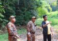 MUHAMMAD Ali Imran Shahir (kanan) ketika turut-serta dalam operasi SAR untuk mengesan bapanya di Dusun Durian Pusat Pertanian Relau, Pulau Pinang hari ini.-UTUSAN/DANIAL SAAD