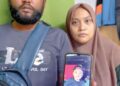 MUHAMMAD Firdaus Ibrahim dan isterinya, Norhidayah Abdul Rauf menunjukkan gambar Muhammad Faith Fatih yang ditemukan meninggal dunia dalam parit di Sungai Sumun, Hutan Melintang. – UTUSAN/AIN SAFRE BIDIN