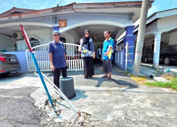 PENDUDUK menunjukkan halaman rumah yang ditambak dengan simen akibat mendapan tanah di Taman Changkat Lada Raya, Pasir Salak, Perak.