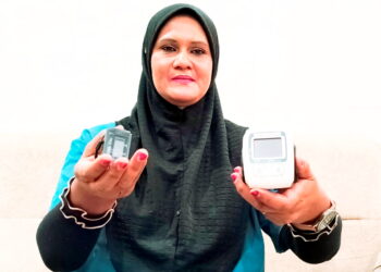 HABIBAH Yoosefe menunjukkan alat pemeriksaan kesihatan asas yang digunakan semasa memberikan perkhidmatan penjagaan kepada warga emas secara profesional.