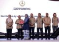 SAARANI Mohamad menyampaikan Biasiswa Menteri Besar kepada pelajar terpilih pada pembentangan Laporan Kemajuan Tahun Keempat Perak Sejahtera 2030 di Ipoh, Perak semalam.