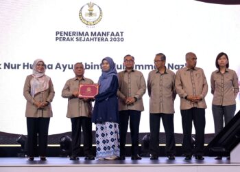SAARANI Mohamad menyampaikan Biasiswa Menteri Besar kepada pelajar terpilih pada pembentangan Laporan Kemajuan Tahun Keempat Perak Sejahtera 2030 di Ipoh, Perak semalam.
