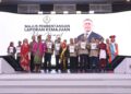 SAARANI Mohamad (tengah) menunjukkan buku Laporan Kemajuan Tahun Keempat Perak Sejahtera 2030 ketika pembentangan di Ipoh, Perak semalam.