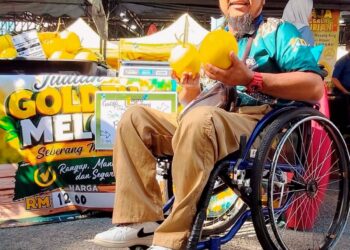 SHAHRUL Nizam Zakaria menjual golden melon pada Program Jualan Mega Agro MADANI di Pusat Transformasi Luar Bandar (RTC) Gopeng, Perak baru-baru ini.
