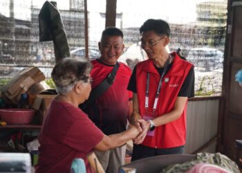 YEW Boon Lye bertemu orang ramai semasa berkempen sempena PRN Negeri Sembilan di sekitar Chuah, Port Dickson. - UTUSAN/MOHD. SHAHJEHAN MAAMIN