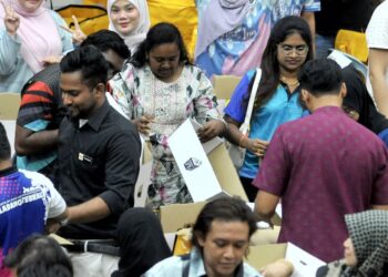 PETUGAS SPR menyusun peralatan dan perkakas mengundi di Dewan Jubli Intan, Johor Bahru sebelum dihantar ke 1,140 pusat mengundi di seluruh negeri menjelang PRN Johor ke-16, esok. UTUSAN/RAJA JAAFAR ALI