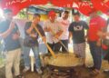 ZUHAN Zain (tiga dari kiri) bersama jentera PH menggodak bubur asyura sebelum diedarkan kepada orang ramai di sekitar Taman Ilham dan Taman Indah Jaya di Kluang.