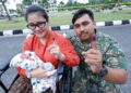 KOPERAL Mohammad Nazrin Saharudin 34, dan Isteri, Nur Asyikin Maznan 31, yang baru lima hari melahirkan anaknya, menunjukkan jari selepas selesai membuang undi sempena Pilihan Raya Negeri (PRN) Johor ke-16 di Kem Mahkota, Kluang, di sini hari ini. UTUSAN/SHIDDIEQIIN ZON
