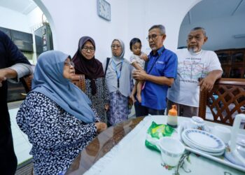 Calon Perikatan Nasional (PN) Dewan Undangan Negeri (DUN) Senggarang, Datuk Rashid Hasnon menziarahi penduduk kampung, Noriah Mohamed 80, ketika berkempen bagi Pilihan Raya Negeri (PRN) Johor, di Kampung Sungai Ayam.