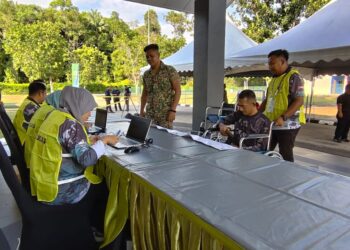 SEBAHAGIAN anggota tentera yang mengundi awal bagi bagi Pilihan Raya Negeri (PRN) Johor hari ini.