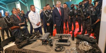 AHMAD Zahid Hamidi melawat pameran pada Majlis Sambutan Hari Imigresen 2026 di Cyberjaya semalam.-UTUSAN/FAISOL MUSTAFA