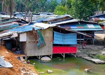 BIARPUN digenangi air bertakung dan pernah diserbu berkali-kali, penempatan haram warga asing dekat
Jalan Hamzah masih kekal berdiri di Kampung Budiman, Shah Alam dalam tinjauan baru-baru ini. - UTUSAN/SADDAM YUSOFF