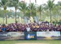 MOHD. Salim Mohamed Sain (tengah) bergambar bersama para peserta pusingan kelayakan keempat sebelum memulakan tee-off di Tropicana Golf & Country Resort, Petaling Jaya, Khamis lalu.
