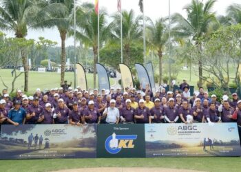 MOHD. Salim Mohamed Sain (tengah) bergambar bersama para peserta pusingan kelayakan keempat sebelum memulakan tee-off di Tropicana Golf & Country Resort, Petaling Jaya, Khamis lalu.