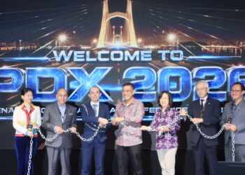WONG Hon Wai (tengah) ketika melakukan gimik perasmian Penang Digitalisation Al Conference and Exhibition di Pusat Konvensyen Setia Spice, Bayan Lepas, Pulau Pinang hari ini.-UTUSAN/DANIAL SAAD