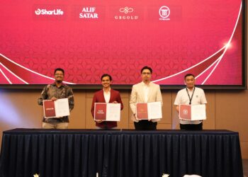 Pengasas dan Ketua Pegawai Eksekutif GB Gold Sdn. Bhd., Mohd Afiq Ahmad (tiga dari kiri) bergambar  bersama Duta GB Gold Malaysia, Alif Satar(dua dari kiri) Penasihat Syariah GB Gold Malaysia, Muhammad Arham Munir Merican dan Pengarah TTT Bullion, Cheang Kok Keet selepas memeterai Perjanjian Persefahaman ketika majlis GB Gold Wealth Summit 2026 di Wyndham Hotel, semalam.