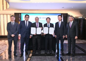 PRESIDEN dan Ketua Pegawai Eksekutif Kumpulan Petronas, Tan Sri Tengku Muhammad Taufik (dua dari kiri) bersama Datuk Adif Zulkifli (tiga dari kiri) dan Koji Matsuda (tiga dari kanan) pada majlis menandatangani perjanjian tersebut di Kuala Lumpur, baru-baru ini.