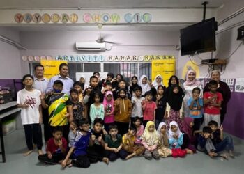 KAKITANGAN Maybank Islamic berkongsi juadah berbuka puasa bersama kanak-kanak dari Yayasan Chow Kit