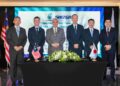 ADIF Zulkifli (tiga dari kiri) bersama Wakil Pengarah merangkap Presiden, Shizuoka Gas, Yoshitake Matsumoto (tiga dari kanan) selepas majlis menandatangani Perjanjian Jual Beli Gas Asli Cecair (LNG) antara Petronas LNG Ltd. (PLL) dan Shizuoka Gas.