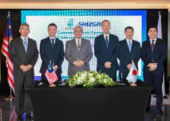 ADIF Zulkifli (tiga dari kiri) bersama Wakil Pengarah merangkap Presiden, Shizuoka Gas, Yoshitake Matsumoto (tiga dari kanan) selepas majlis menandatangani Perjanjian Jual Beli Gas Asli Cecair (LNG) antara Petronas LNG Ltd. (PLL) dan Shizuoka Gas.