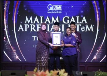 PEMBERIAN sijil pencapaian MBOR oleh Wakil MBOR kepada Naib Canselor UTeM, Profesor Datuk Ts Dr Massila Kamalrudin.