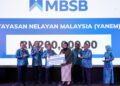 Ketua Kumpulan Penjenamaan & Komunikasi MBSB Norsiah Juriani (kiri), menyampaikan replika cek bernilai RM200,000 kepada Datuk Seri Mohamad Sabu, Menteri Pertanian dan Keterjaminan Makanan, sempena Mesyuarat Agung Tahunan ke-41 Persatuan Nelayan Kebangsaan (NEKMAT).