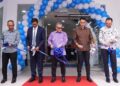 Wan Kamaruzaman Wan Ahmad (tengah) menyempurnakan gimik potong reben sempena majlis perasmian pembukaan Cawangan MBSB Bank USJ di Subang Jaya.