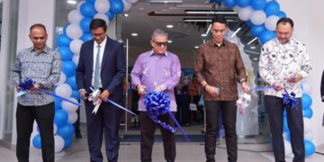 Wan Kamaruzaman Wan Ahmad (tengah) menyempurnakan gimik potong reben sempena majlis perasmian pembukaan Cawangan MBSB Bank USJ di Subang Jaya.