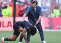 Pemain Amerika Syarikat, Chris Richards ditenangkan oleh Mauricio Pochettino selepas pasukan itu gagal ke suku akhir Piala Dunia 2026 selepas tewas 1-4 kepada Belgium di Seattle, Washington, semalam. - AFP