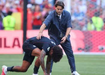 Pemain Amerika Syarikat, Chris Richards ditenangkan oleh Mauricio Pochettino selepas pasukan itu gagal ke suku akhir Piala Dunia 2026 selepas tewas 1-4 kepada Belgium di Seattle, Washington, semalam. - AFP