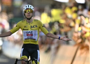Pelumba pasukan UAE Team Emirates - XRG, Tadej Pogacar melepasi garisan penamat untuk memenangi perlumbaan peringkat Tor de France sejauh 127.9 kilometer dari Gap ke Alpe d'Huez, semalam. - AFP