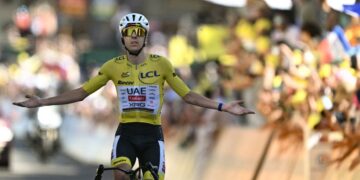 Pelumba pasukan UAE Team Emirates - XRG, Tadej Pogacar melepasi garisan penamat untuk memenangi perlumbaan peringkat Tor de France sejauh 127.9 kilometer dari Gap ke Alpe d'Huez, semalam. - AFP