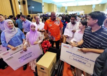 R. RAMANAN (tengah) bersama penerima faedah Perkeso dan Serahan Surat Tawaran Pekerjaan pada Majlis Perasmian Karnival Lindung Kerjaya Madani@Negeri Sembilan dan Pelancaran Inisiatif MYFutureJobs AI Platform di Bandar Sri Sendayan, Seremban hari ini.-UTUSAN/MOHD. SHAHJEHAN MAAMIN
