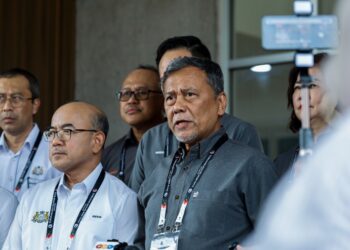 RAMLAN Harun ketika sidang akhbar selepas meninjau proses pengundian awal oleh anggota dan pegawai tentera bagi Pilihan Raya Negeri (PRN) Johor ke-16, di Kem Mahkota, di sini hari ini. UTUSAN/SHIDDIEQIIN ZON