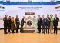 SOPHIA Tan (enam dari kanan) bersama barisan pengurusan tertinggi kumpulan semasa majlis penyenaraian di Pasaran ACE Bursa Malaysia hari ini.