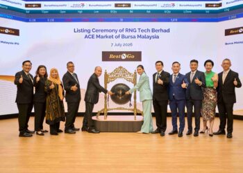 SOPHIA Tan (enam dari kanan) bersama barisan pengurusan tertinggi kumpulan semasa majlis penyenaraian di Pasaran ACE Bursa Malaysia hari ini.