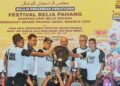WAN Rosdy Wan Ismail (empat dari kanan) merasmikan majlis penutup Karnival Belia Pahang, di Kompleks Belia dan Sukan Pahang di Kuantan, Pahang. - UTUSAN/SHAIKH AHMAD RAZIF