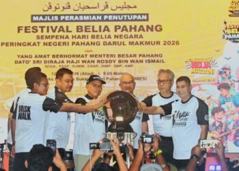 WAN Rosdy Wan Ismail (empat dari kanan) merasmikan majlis penutup Karnival Belia Pahang, di Kompleks Belia dan Sukan Pahang di Kuantan, Pahang. - UTUSAN/SHAIKH AHMAD RAZIF