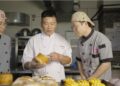 LU Chun-neng (tengah) memberikan penerangan mengenai aspek kawalan mutu pembuatan roti bagi memastikan setiap produk memenuhi piawaian tinggi RT Pastry.